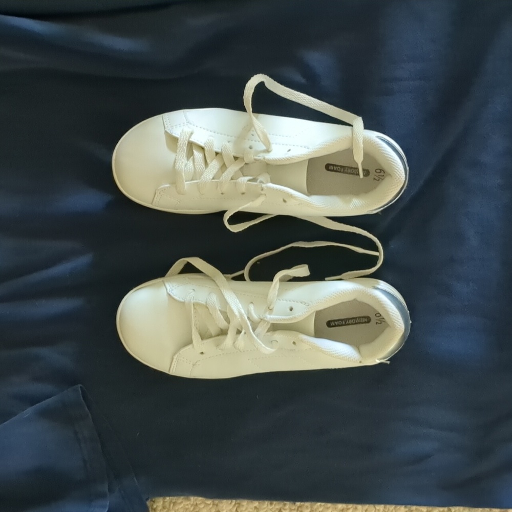 White tennis shoes